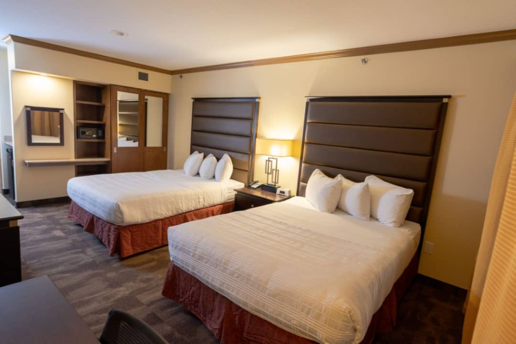 double-queen-accessible-room-camrose-resort-casino